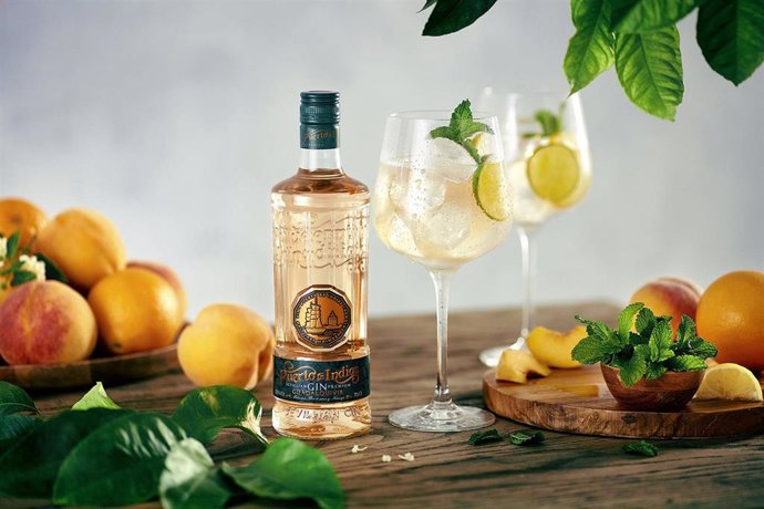 La marca sevillana Puerto de Indias lanza una nueva ginebra de melocotón, flor de sauco, naranja y enebro.