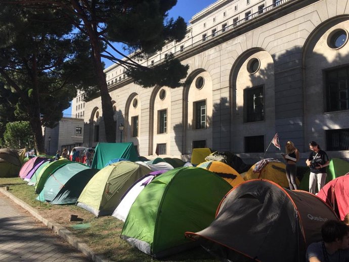 Acampados por el clima frente al Ministerio de Transición Ecológica.