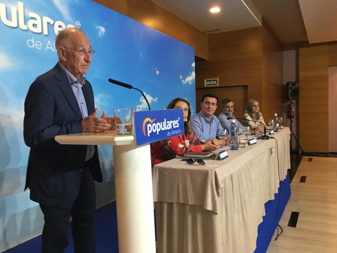 Amat interviene en la junta directiva provincial del PP tras aprobar el comité electoral del 10-N