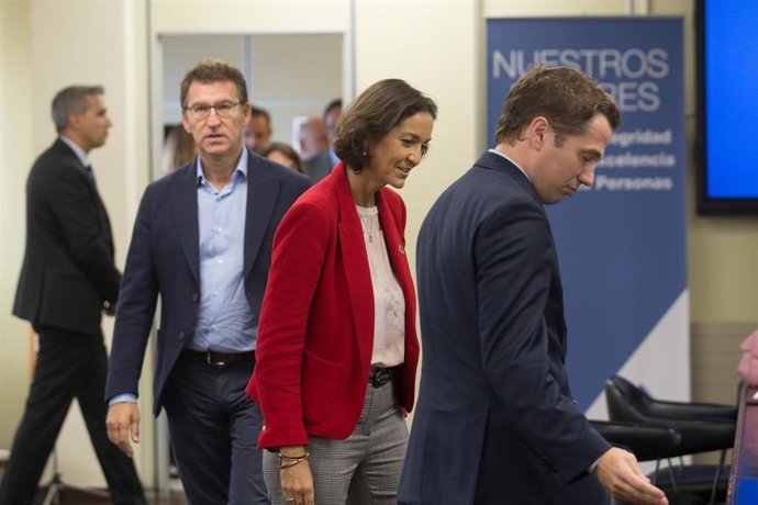 La ministra de Industria, Comercio y Turismo en funciones, Reyes Maroto  y el presidente de la Xunta de Galicia, Alberto Núñez Feijoó (1i), durante su visita al complejo industrial de Alcoa en San Cibrao /Lugo (España), a 8 de octubre de 2019.