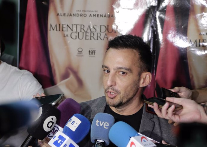 El director de cine Alejandro Almenabar asiste al cine Lys (Valencia) para ofrecer una charla sobre su película 'Mientras dure la guerra' con espectadores en (Valencia/España) a 8 de octubre de 2019.
