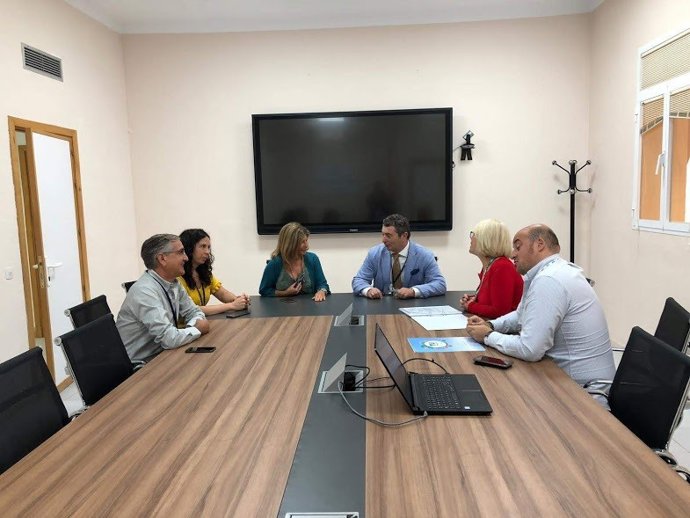 Isabel Paredes reunida con representantes del sindicato CSIF