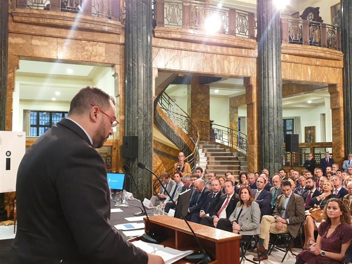 El presidente del Principado, Adrián Barbón, durante el acto de entrega del XVIII Premio Fundación Banco Sabadell a la Investigación Económica a la doctora Irma Clots Figueras