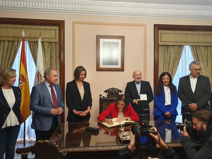 La ministra de Industria, Comercio y Turismo, Reyes Maroto, firma en el libro de oro de la ciudad de Lugo