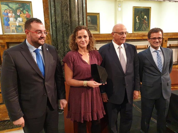 El presidente del Principado, Adrián Barbón; la doctora Irma Clots Figueras, galardonada con el XVIII Premio Fundación Banco Sabadell a la Investigación Económica; el presidente del Banco Sabadell, Josep Oliu; y el catedrático Antonio Cabrales.