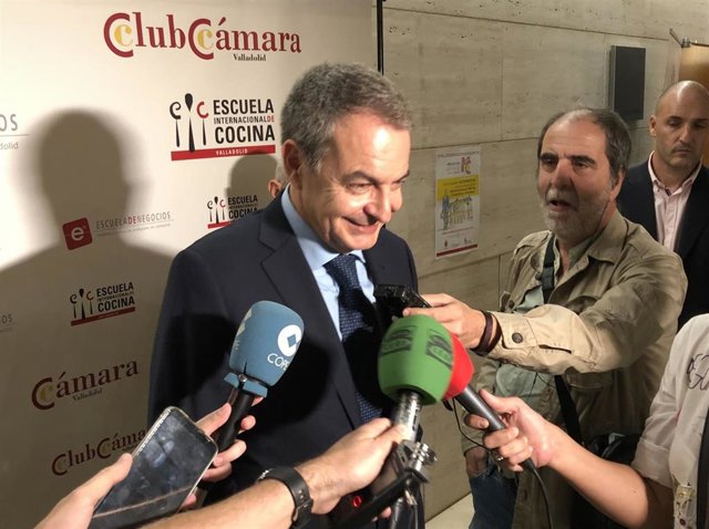 El expresidente Rodríguez Zapatero atiende a los medios antes de clausurar el curso de formación de mediadores de la Cámara de Comercio de Valladolid.