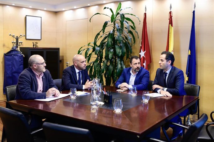 El vicepresidente de la Comunidad de Madrid, Ignacio Aguado, se reúne con el alcalde de Rivas Vaciamadrid, Pedro del Cura, el portavoz de Cs en la localidad, Bernardo González, y el comisionado de la Cañada Real por Rivas, Santiago Anes Benito.
