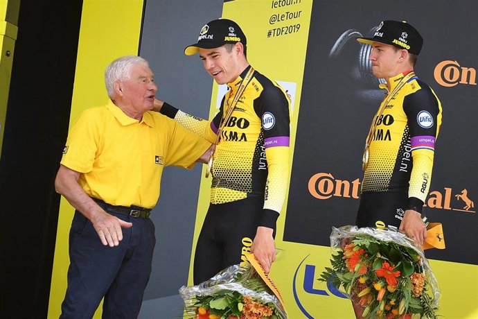 07 July 2019, Belgium, Brussels: Former French cyclist Raymond Poulidor greets Belgian Wout Van Aert of Team Jumbo-Visma on the podium of of the second stage of the 106th edition of the Tour de France cycling race, a 27,6km team time trial. Photo: David