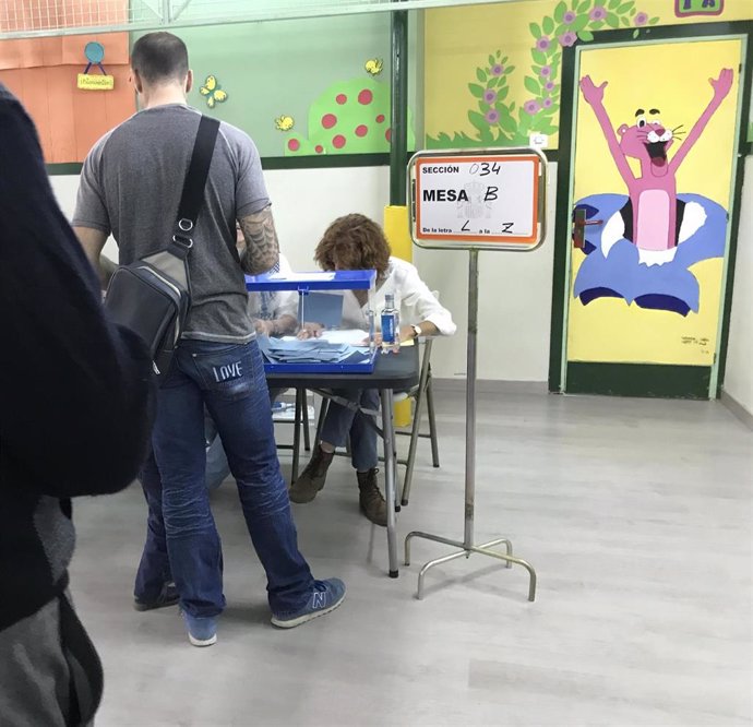 Fila de votantes en un colegio electoral