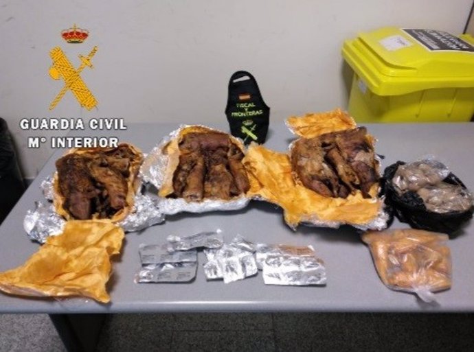 Productos decomisados por la Guardia Civil en el aeropuerto de Pamplona