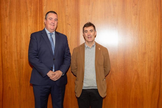 El decano del Colegio de Procuradores de Navarra, Jaime Ubillos, y el consejero de Políticas Migratorias y Justicia, Eduardo Santos