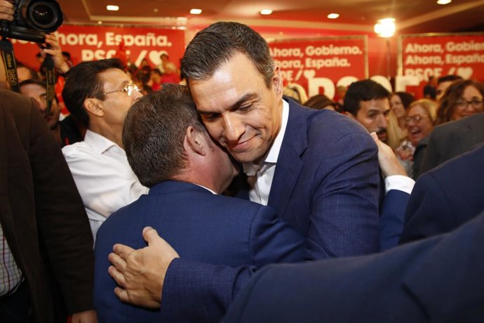 El secretari general del PSOE i president del Govern central en funcions, Pedro Sánchez, participen en un acte públic a Granada