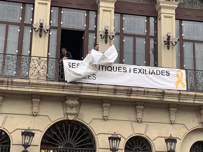 El Ayuntamiento de Lleida retira la pancarta de apoyo de los presos de su fachada