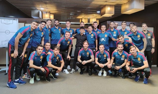 Antonio Díaz, el Mago Pop, junto a los internacionales y Robert Moreno tras visitarles en la Ciudad del Fútbol de Las Rozas
