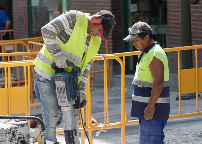 Imágenes de recurso de trabajadores en verano