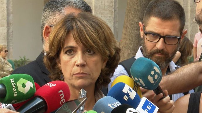 La ministra de Justicia en funciones, Dolores Delgado, atiende a los medios.