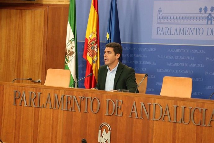 El portavoz parlamentario de Cs, Sergio Romero, en rueda de prensa.