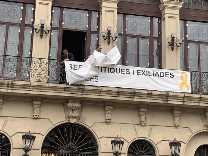 L'Ajuntament de Lleida retira la pancarta de suport dels presos de la seva faana