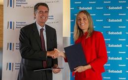 Jaime Guardiola, consejero delegado de Banco Sabadell, y Emma Navarro, vicepresidenta del BEI