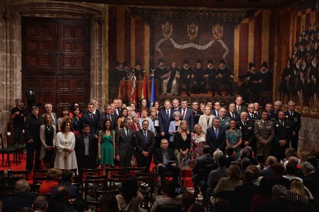 Foto de familia de los premiados en el acto Institucional de Entrega de Altas Distinciones de la Generalitat Valenciana, con motivo del Día de la Comunitat Valenciana