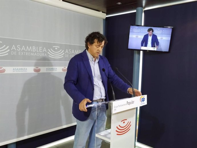 El diputado del PP Juan Luis Rodríguez Campos en rueda de prensa sobre procesos de oposiciones en Extremadura