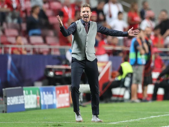 Julian Naggelsman dando órdenes en un partido del Red Bull Leipzig