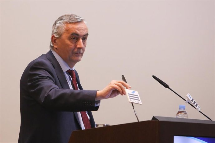 El director general de Funcas, Carlos Ocaña, presenta el libro 'Más allá de los 