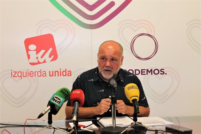 El portavoz de IU-Podemos en el Ayuntamiento de Toledo, José María Fernández, en rueda de prensa