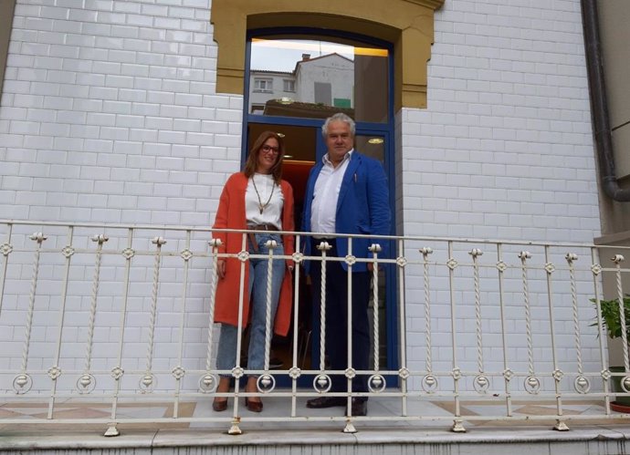 Lara Martínez, gerente de Divertia, y Ramón Avello, presidente de la Sociedad Filarmónica de Gijón