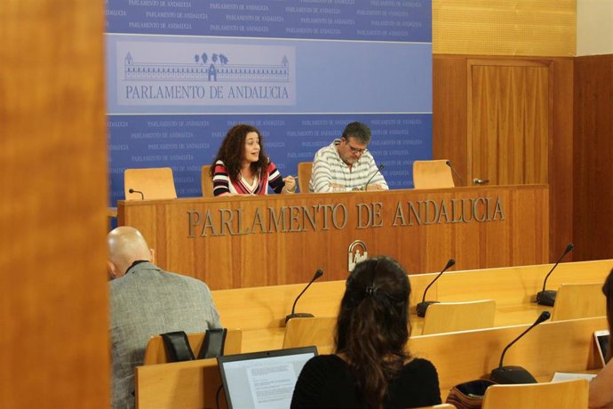 La portavoz del grupo parlamentario de Adelante Andalucía, Inmaculada Nieto, y el portavoz de la Comisión de Empleo, Nacho Molina, en reuda de prensa