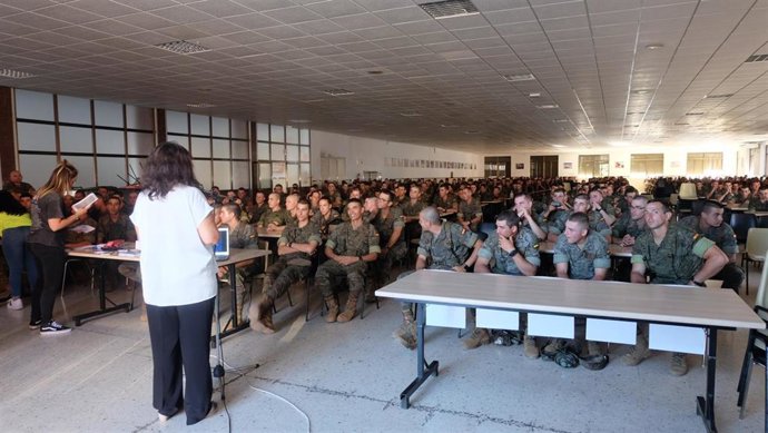 Charla a militares en Cáceres sobre donación de médula ósea