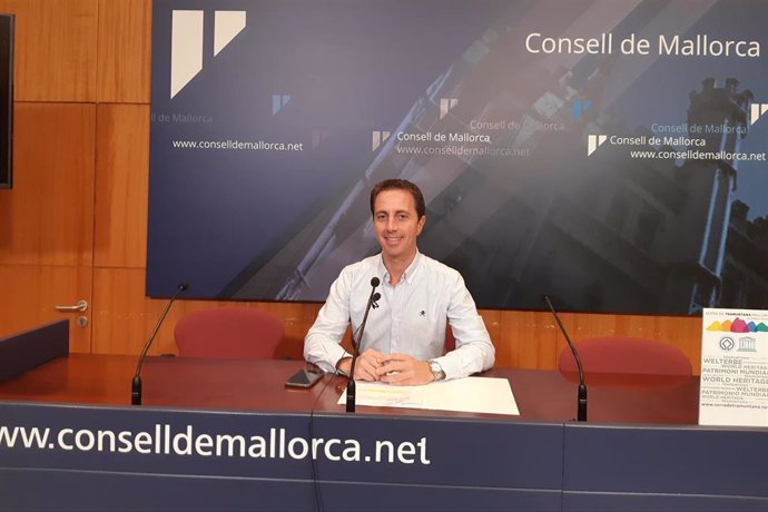 El portavoz del Grupo Popular en el Consell de Mallorca, Lloren Galmés, en rueda de prensa