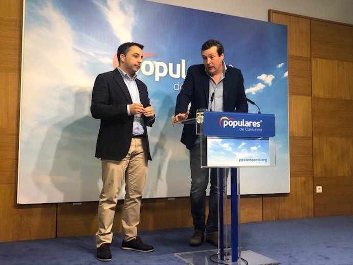 El portavoz del PP en el Ayuntamiento de Piélagos, Carlos Caramés, y el portavoz del PP de Cantabria, Íñigo Fernández