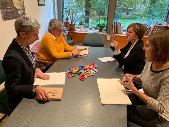 La alcaldesa de Gijón, Ana González, durante una reunión con la secretaria general de Eurocities, Analisa Boni