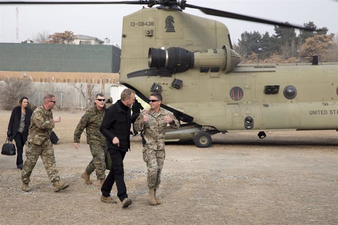 El general estadounidense Scott Miller, jefe de las fuerzas de Estados Unidos en Afganistán, recibe a Patrik Shanahan en una visita a Kabul