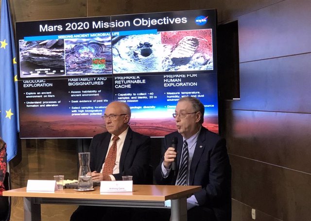 Los investigadores Fernando Rull (izquierda) y Anthony Carro (derecha) explican los detalles de la misión Mars 2020 y el papel del equipo Erica de la UVA en la misma.