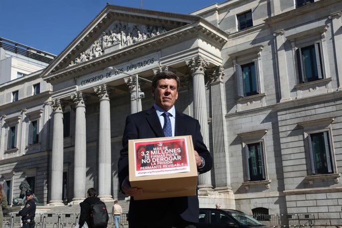 El padre de Diana Quer, Juan Carlos Quer, en las puertas del Congreso de los Diputados, donde entregará más de tres millones de  firmas para la no derogación de la Prisión Permanente Revisable (PPR).