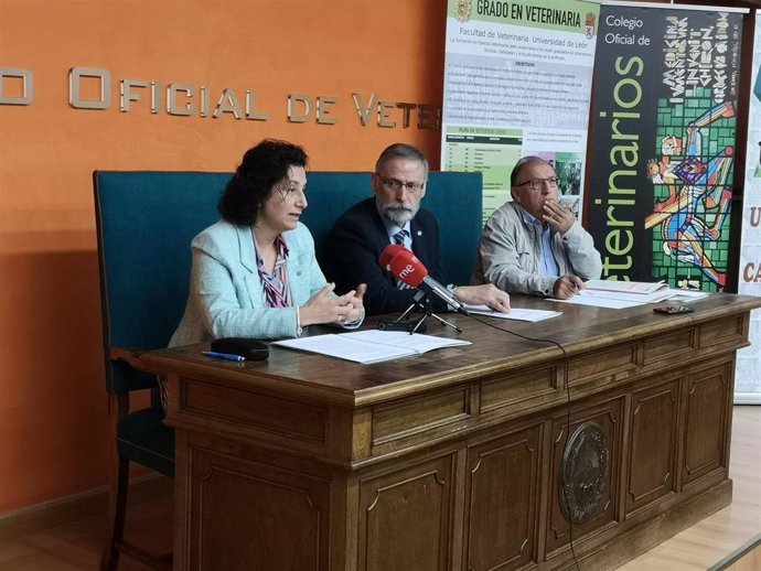 De izda a dcha, la decana de la Facultad de Veterinaria de la Universidad de León, María Teresa Carbajo Rueda, el presidente del Consejo de Colegios de Veterinarios de Castilla y León, Luciano Díez Díez, y el presidente de Sivecal, Juan Carlos Alonso.