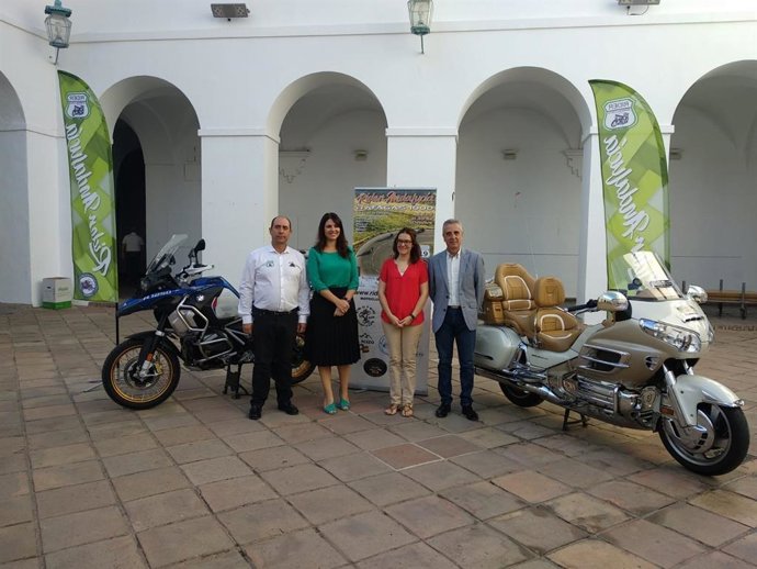 Silas (segunda por la dcha.) y Joyera (tercera), en la presentación de la VI Rider Andalucía de Motos
