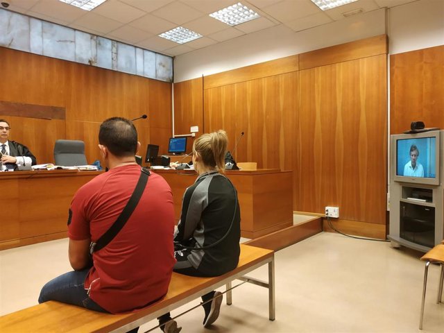 La pareja acusada, en el banquillo del Juzgado de lo Penal 4 de Valladolid.