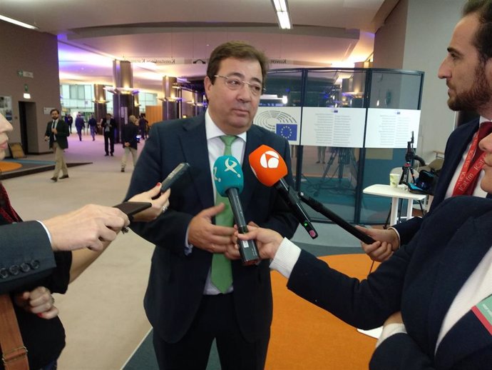 El presidente de la Junta, Guillermo Fernández Vara, atiende a los medios en el Parlamento Europeo