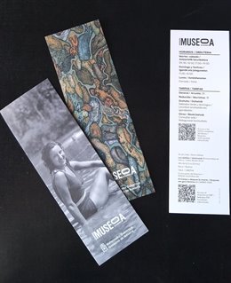 Marcapáginas con los tres itinerarios del programa 'Complicidades' del Museo de Navarra