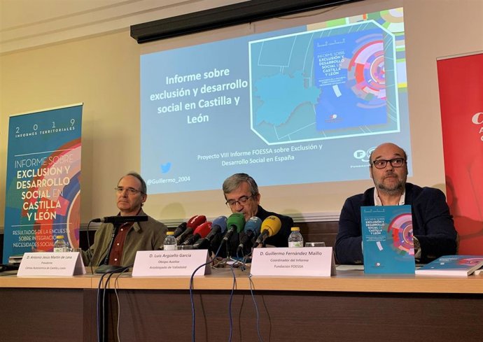 El presidente regional de Cáritas, Antonio Jesús Martín de Lera; el obispo auxiliar de Valladolid, Luis Argüello, y  el coordinador del estudio, Guillermo Fernández Maíllo, en la presentación del Informe Foessa sobre Exclusión y Desarrollo Social en CyL.