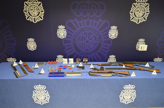 Todas las armas de fuego y munición, armas blancas y demás objetos intervenidos al detenido