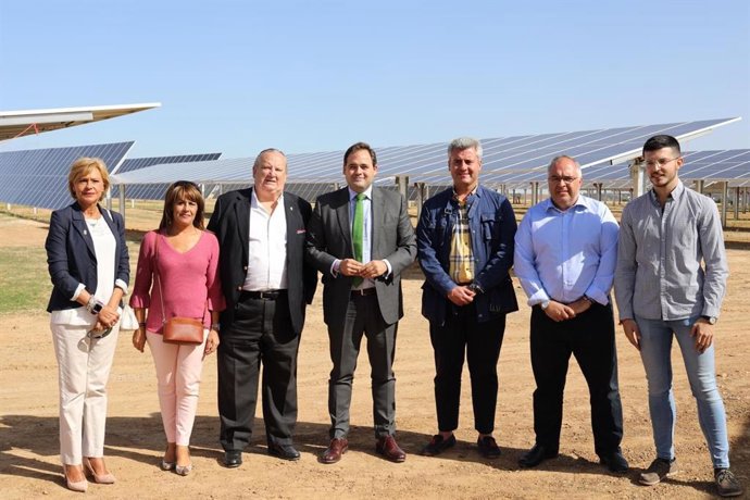 El presidente del PP de C-LM, Paco Núñez, en la inauguración de una planta fotovoltaica en El Casar (Guadalajara)