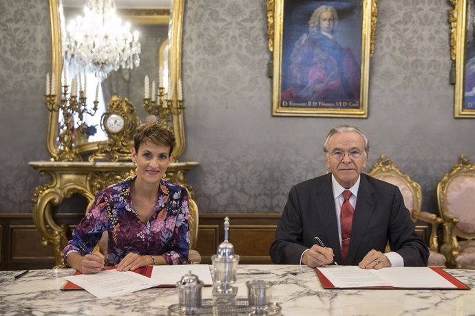 María Chivite e Isidro Fainé firman el convenio en el Palacio de Navarra