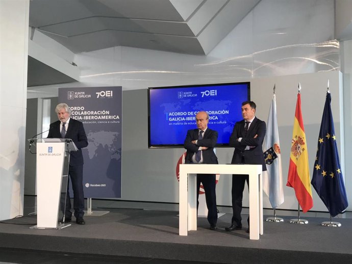 El conselleiro de Cultura, Román Rodríguez, y el secretario general de la OEI, Mariano Jabonero, firman un convenio de colaboración.