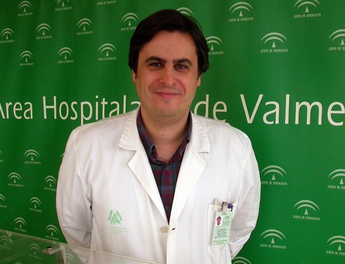 El facultativo del Hospital de Valme Nicolás Merchante, galardonado con el premio al Mejor Investigador Joven