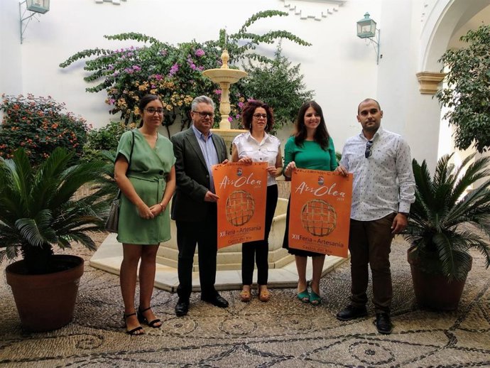 Morales (segundo por la izda.) y Joyera (cuarta) en la presentación de Ars Ólea