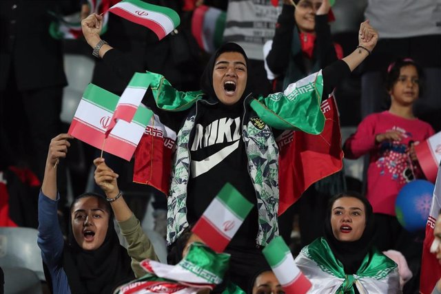 Aficionados iraníes animando a la selección de Irán en su amistoso ante Bolivia 